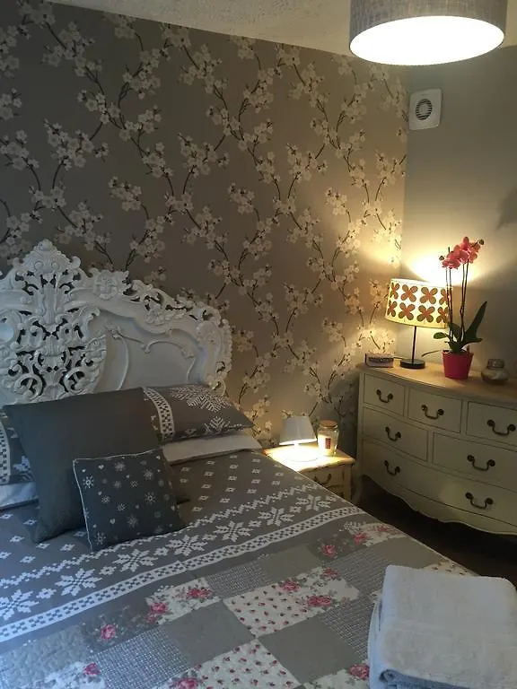 Georgian City Apartment At Thomas Street Double Bedroom And Two Single Trundle Beds Bath