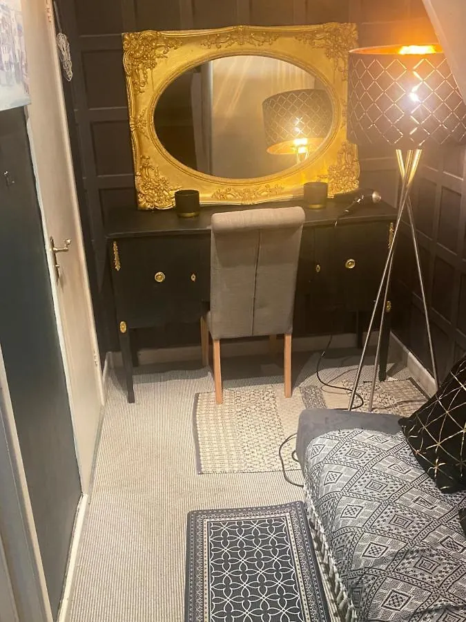 Georgian City Apartment At Thomas Street Double Bedroom And Two Single Trundle Beds バース 0*,  イギリス
