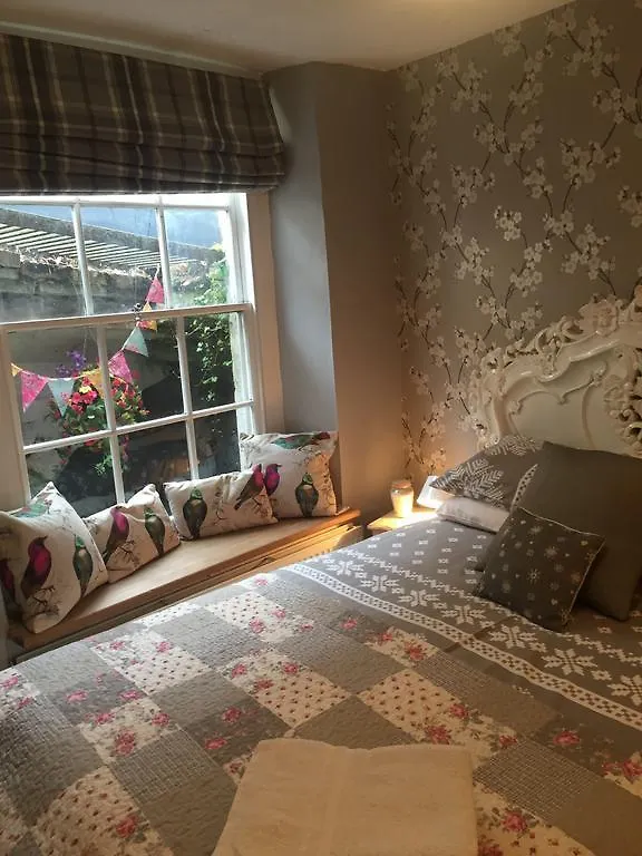 Georgian City Apartment At Thomas Street Double Bedroom And Two Single Trundle Beds バース
